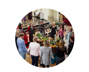 door-engelen-en-bloemen-omringd